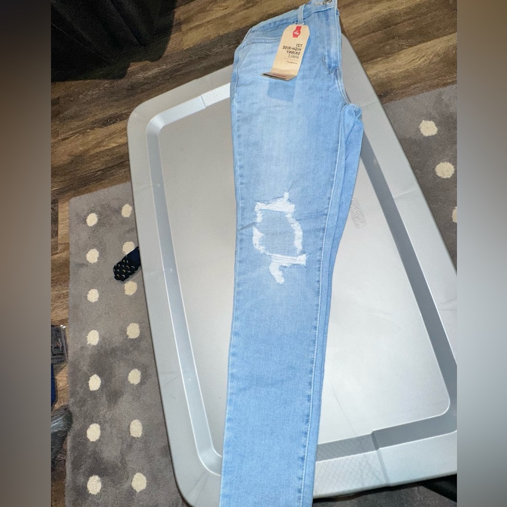 Women’s Levi Jeans